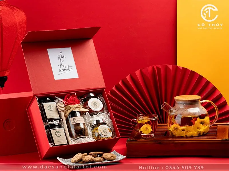 Set quà tủng thu từ bánh quy + trà hoa + mật ong