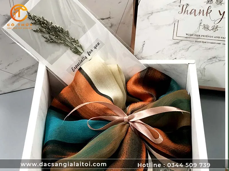 khăn quàng cổ đẹp làm món quà tặng mẹ dịp sanh thần là cực kỳ ý nghĩa