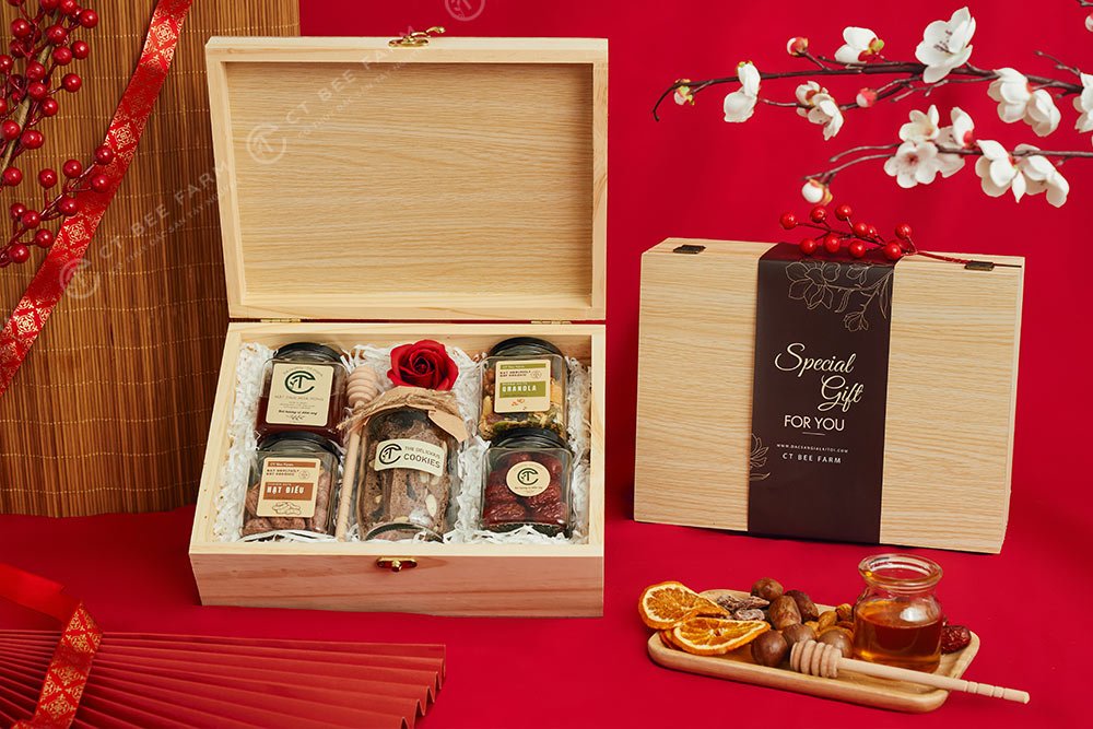 Set quà tết hộp gỗ thông với hạt, mật ong, bánh quy và táo đỏ
