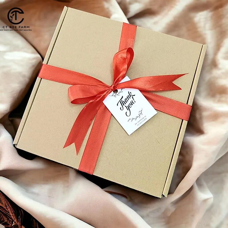 Trang trí vỏ set quà tặng CT Bee đẹp mắt với ruy băng và có in logo Trang trí vỏ set quà tặng CT Bee đẹp mắt với ruy băng và có in logo
