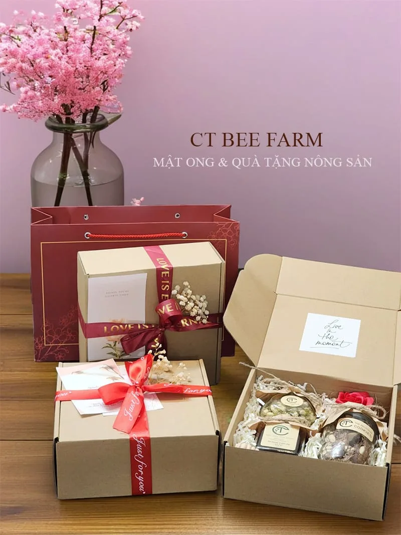 Set quà tặng CT Bee kèm ruy băng, hoa và thiệp xinh xắn Set quà tặng CT Bee kèm ruy băng, hoa và thiệp xinh xắn