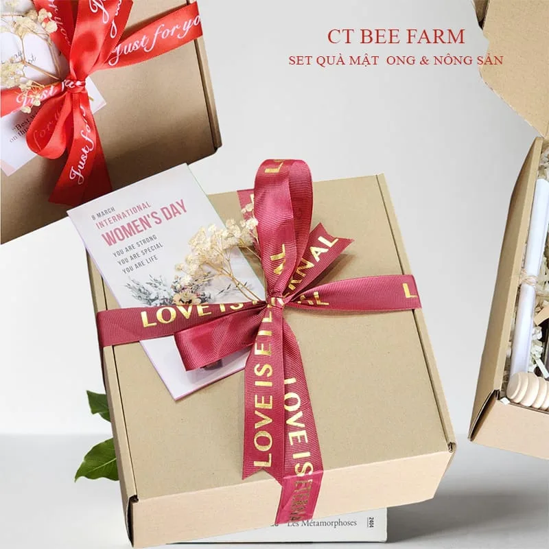 Những mẫu hộp quà cột dây ruy băng kèm hoa và thiệp CT BEE Những mẫu hộp quà cột dây ruy băng kèm hoa và thiệp CT BEE
