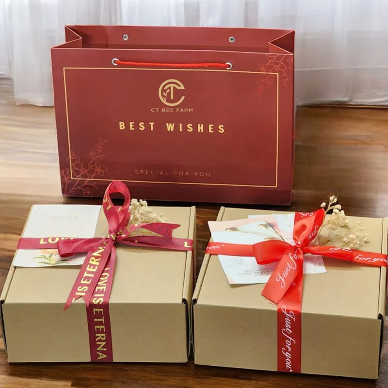 Vỏ hộp quà được CT Bee đóng gói ruy băng xinh xắn kèm hoa khô decor
